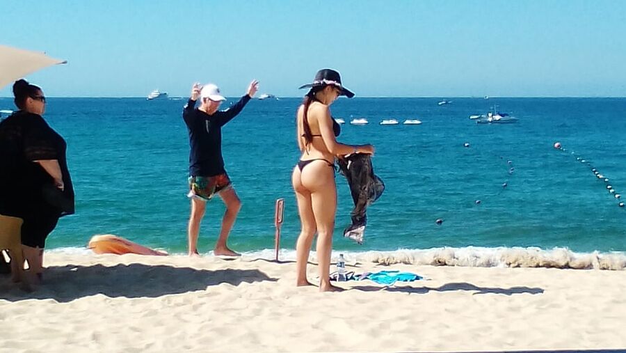 Turista disfrutando del sol en los cabos bcs
