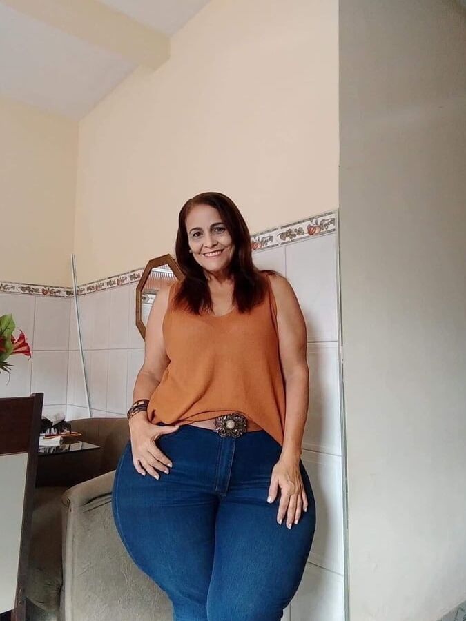 Thick legs Ayten