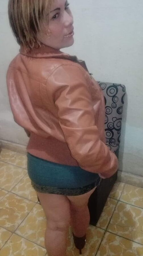 Mon putain de voisin mature, une très putain de femme au foyer