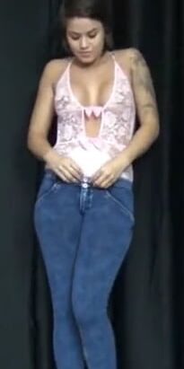 Vic Alouqua baisse son jeans et nous montre son cul