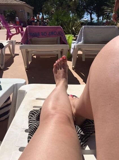 legs and feet in the sun on the deckchair