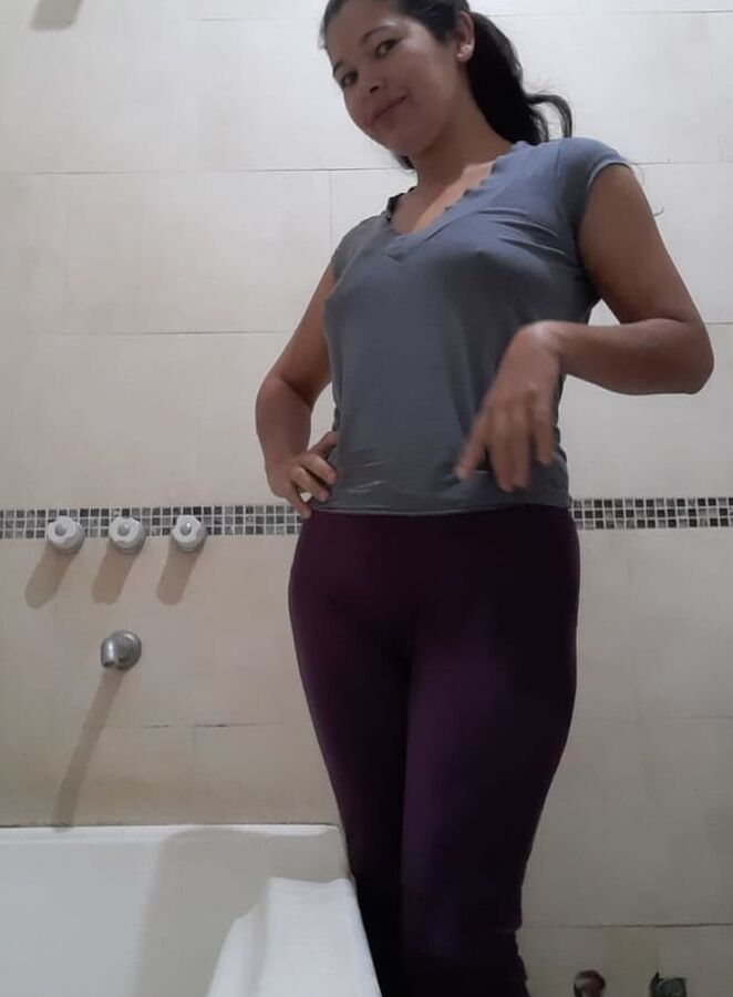 Ana obedeciendo mi orden de seguir mostrandose