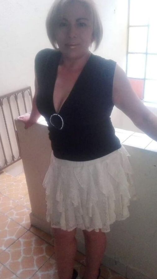 Mon putain de voisin mature, une très putain de femme au foyer