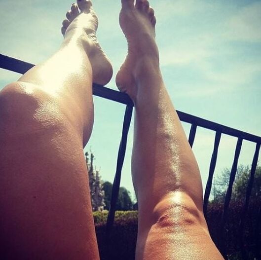 legs and feet in the sun on the deckchair