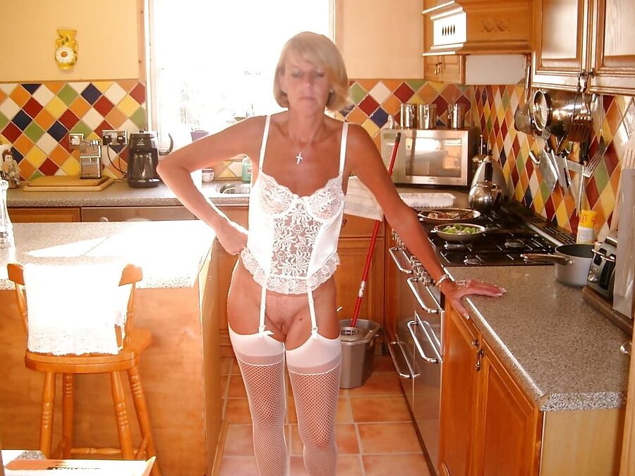MATURE WEARING LINGERIE