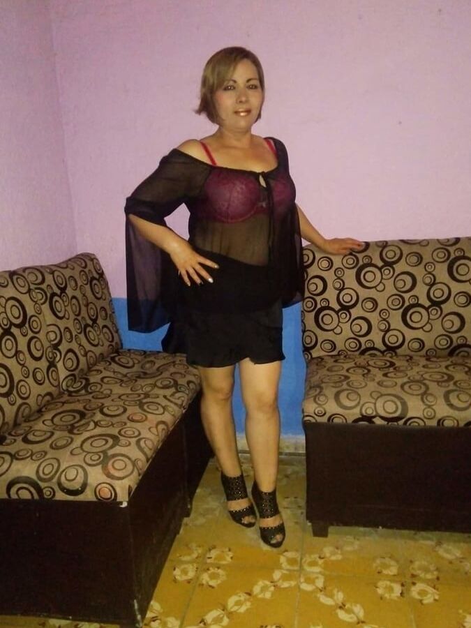 Mon putain de voisin mature, une très putain de femme au foyer
