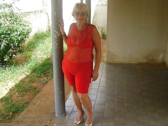 Mature and hot (Cleavage)