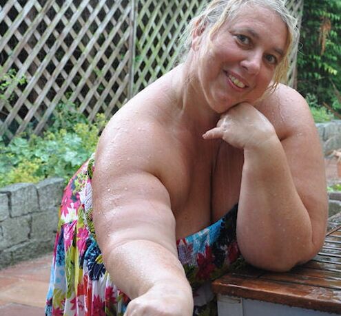 Mature and hot (Hot outdoor)