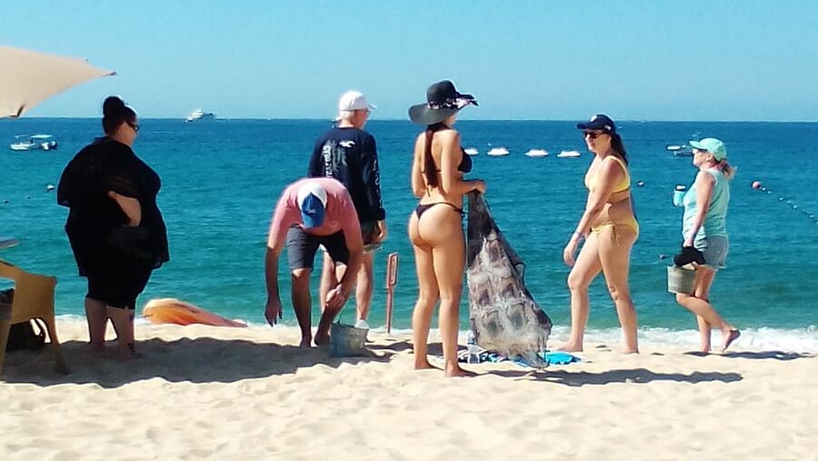 Turista disfrutando del sol en los cabos bcs