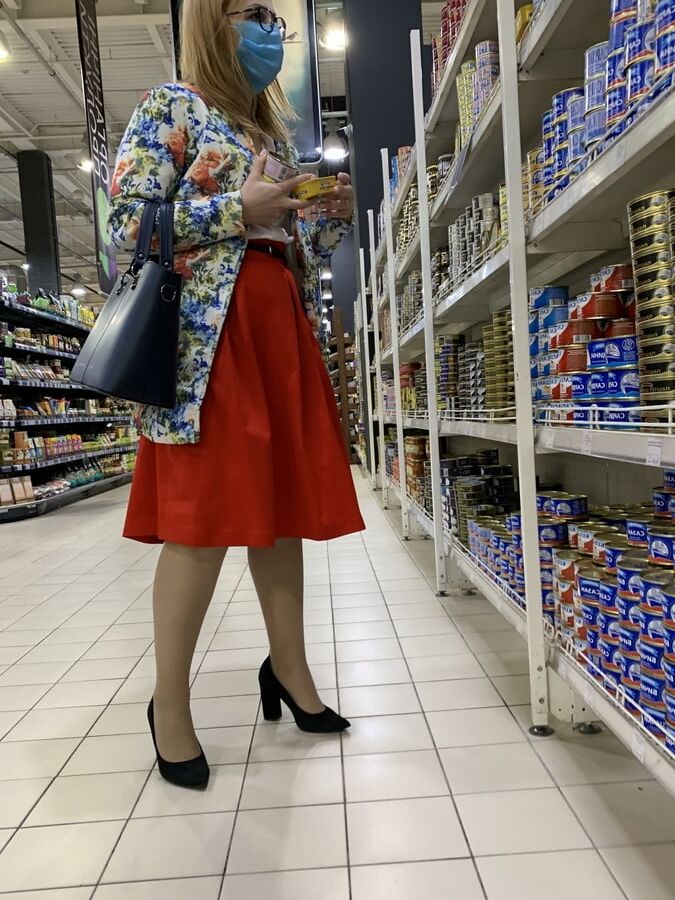 Upskirt red skirt