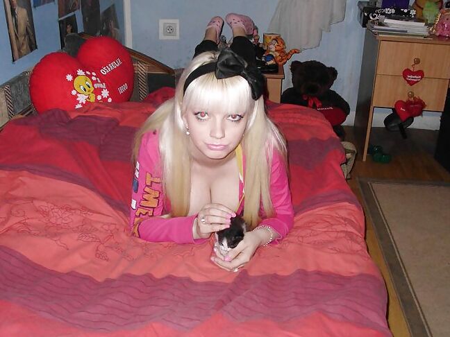 Slim UK blonde - what a whore!