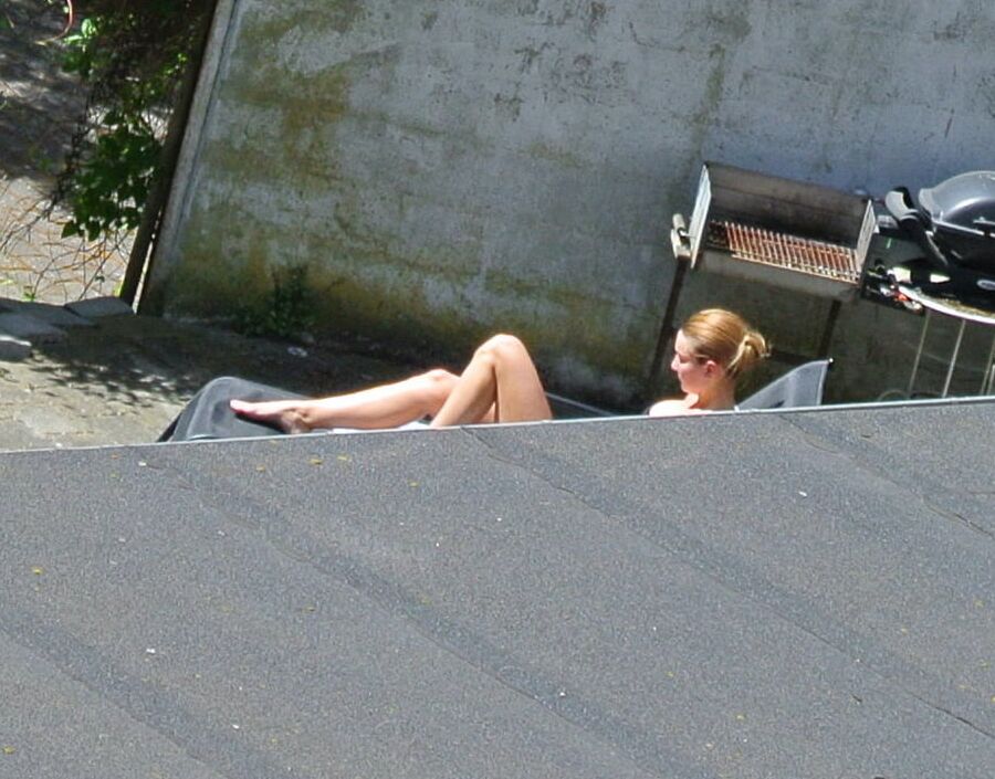 Hot girl getting taned in the yard