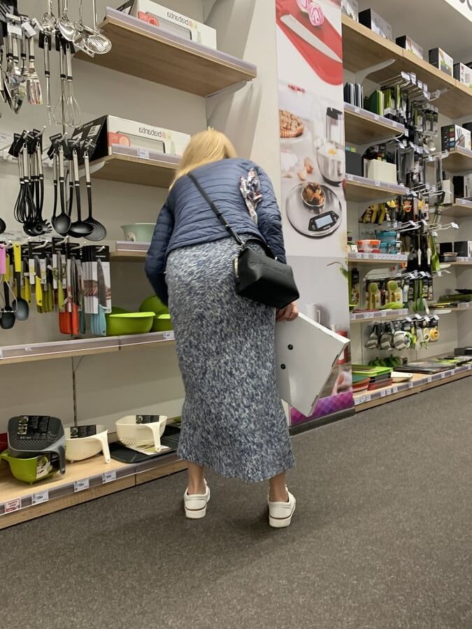Upskirt mature in long skirt