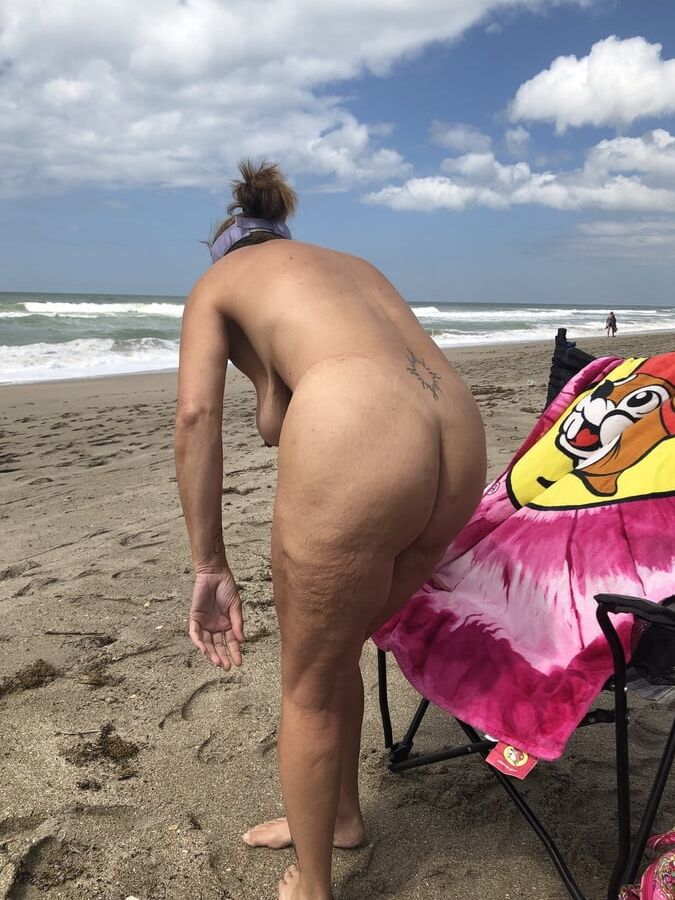 Leslie sexy cellulite body with stretch marks and saggy tits