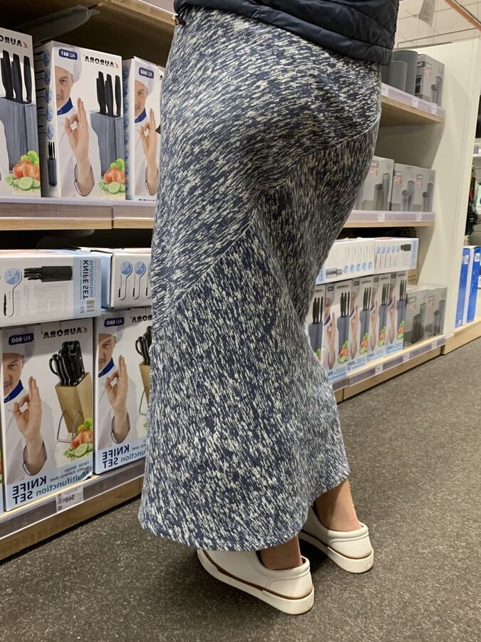Upskirt mature in long skirt