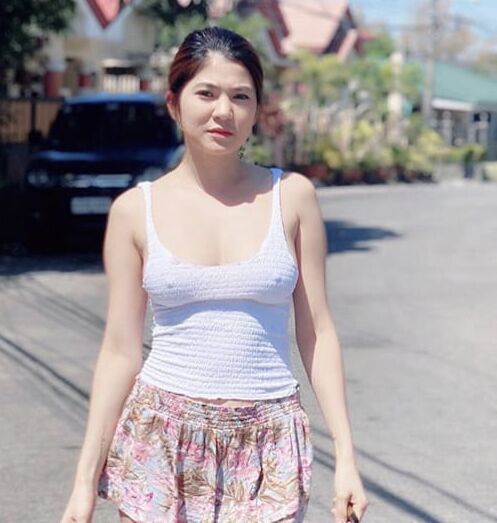 Braless Influenzer