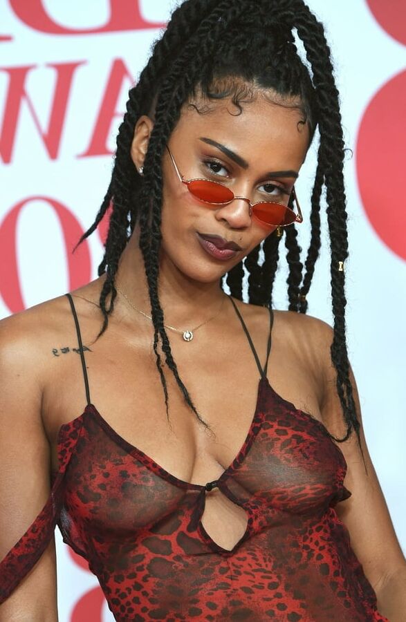 iam ddb seins nus brit awards