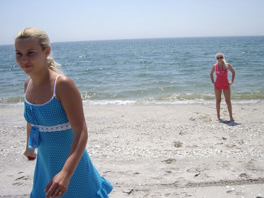 Trois bonnasses baisent sur la plage