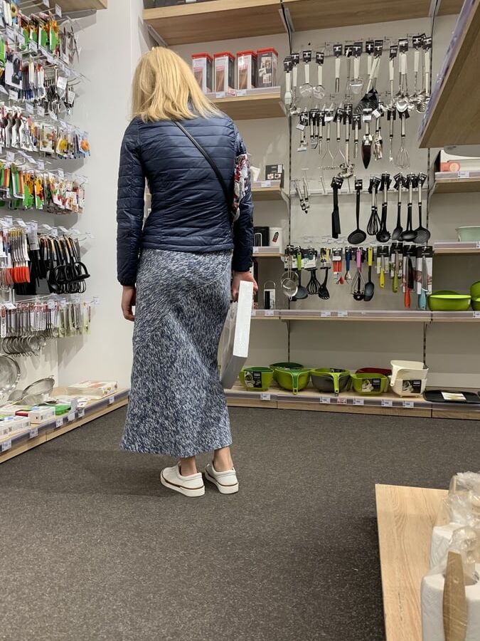 Upskirt mature in long skirt