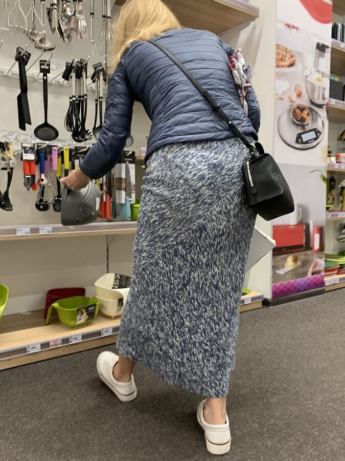 Upskirt mature in long skirt