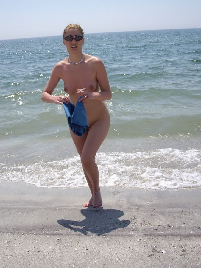 Trois bonnasses baisent sur la plage