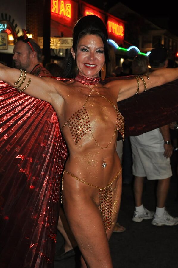 hornu milfs loving sexy jewelry