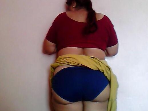 Mature Indian Rahee Showing Her Ass