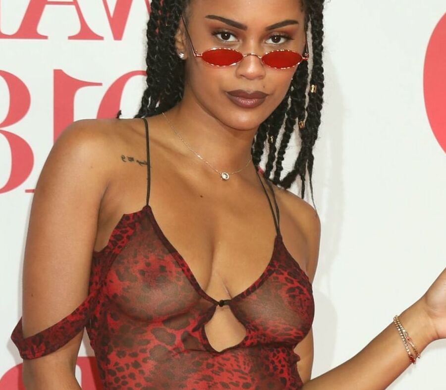 iam ddb seins nus brit awards