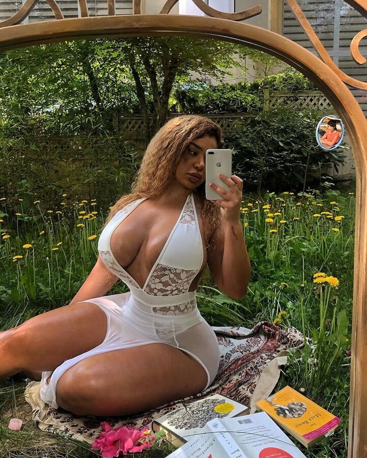 PUTA DO INSTAGRAM: Carmela Habibi