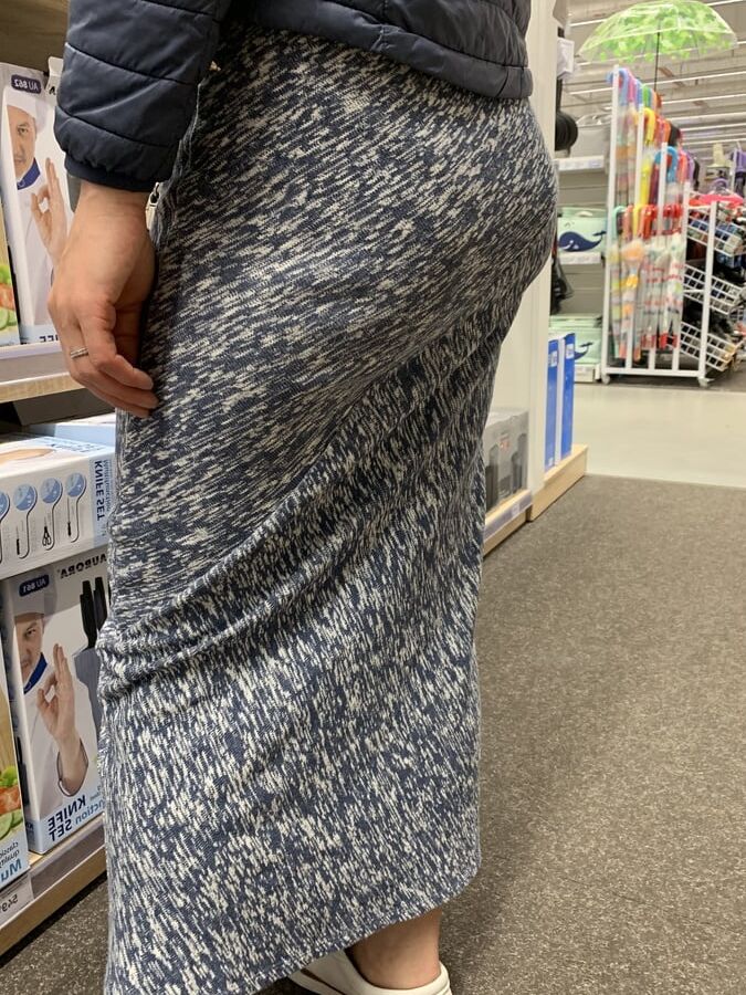 Upskirt mature in long skirt