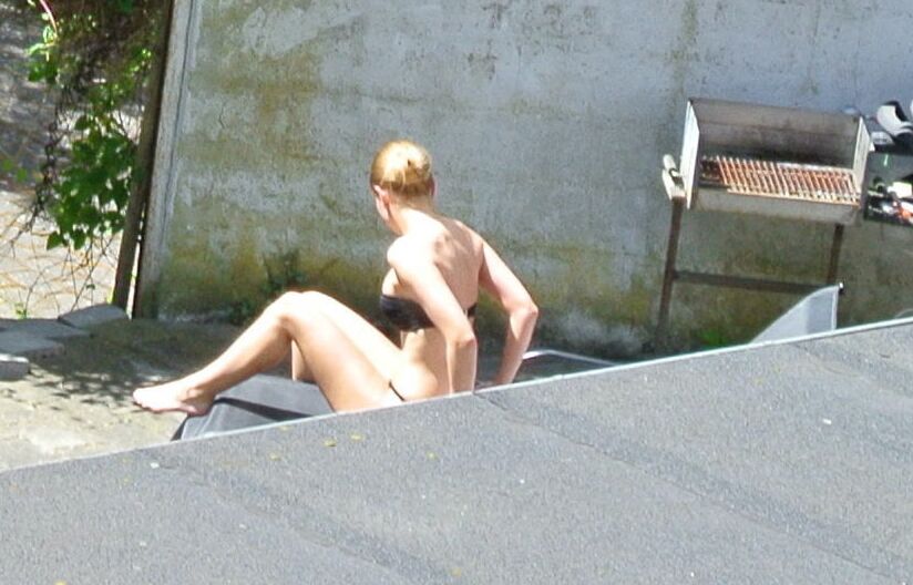 Hot girl getting taned in the yard