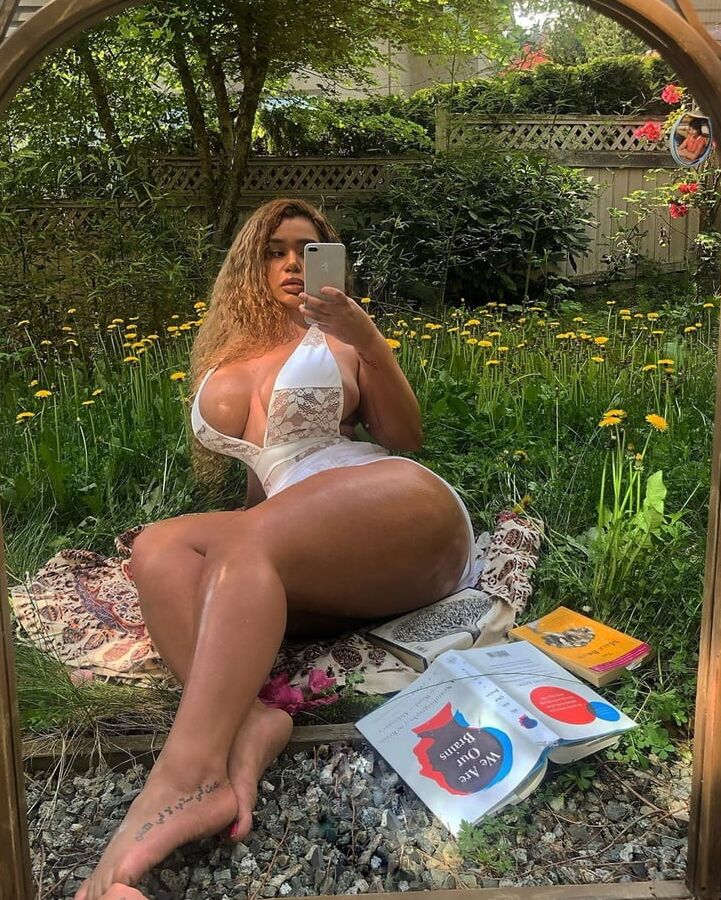 PUTA DO INSTAGRAM: Carmela Habibi
