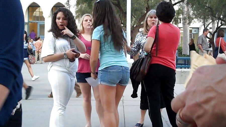 Il baisse le short en jeans d&;une blonde