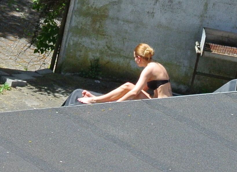 Hot girl getting taned in the yard