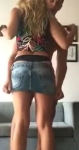 Il baisse le short en jeans d&;une blonde