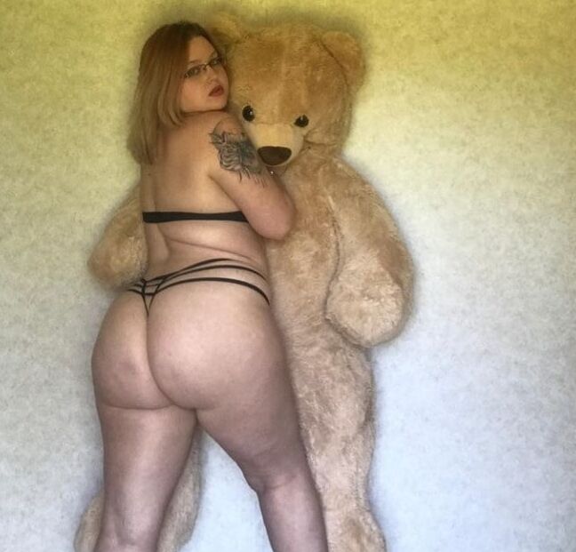Thicc Peachy milf