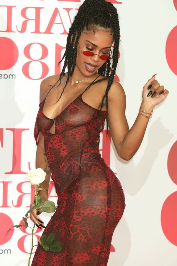 iam ddb seins nus brit awards
