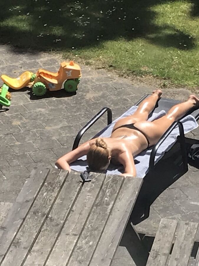 Hot girl getting taned in the yard