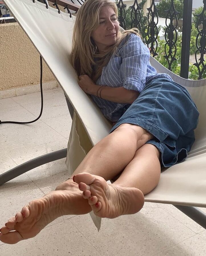 Milf footslut Arina