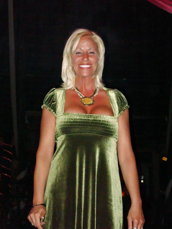 SOME HOT MATURE WOMENS WHO PAID ME TO FUCK HER