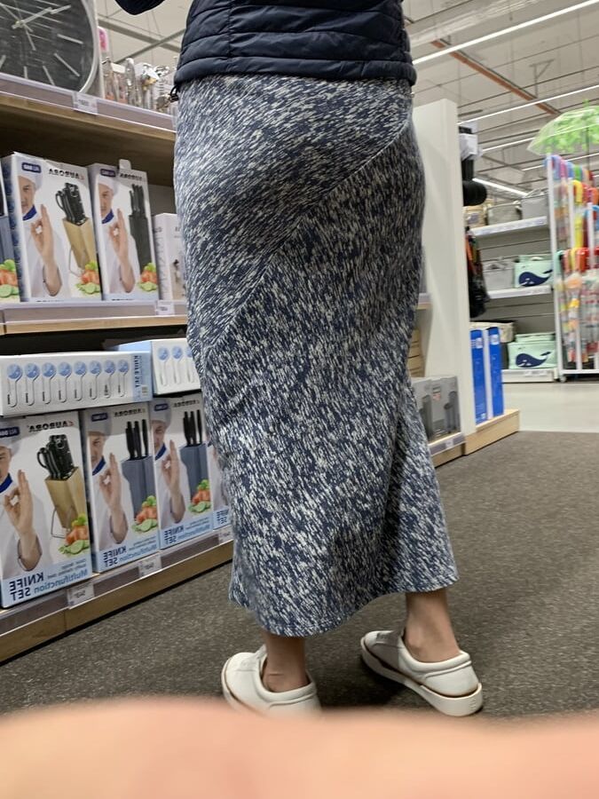 Upskirt mature in long skirt
