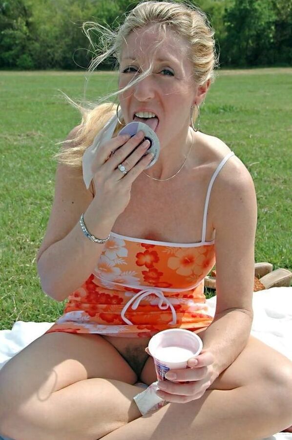 Upskirts pussy lips