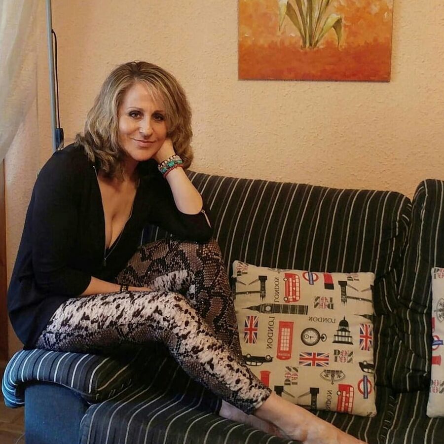 Hot amateur mature Marie in very thight pants