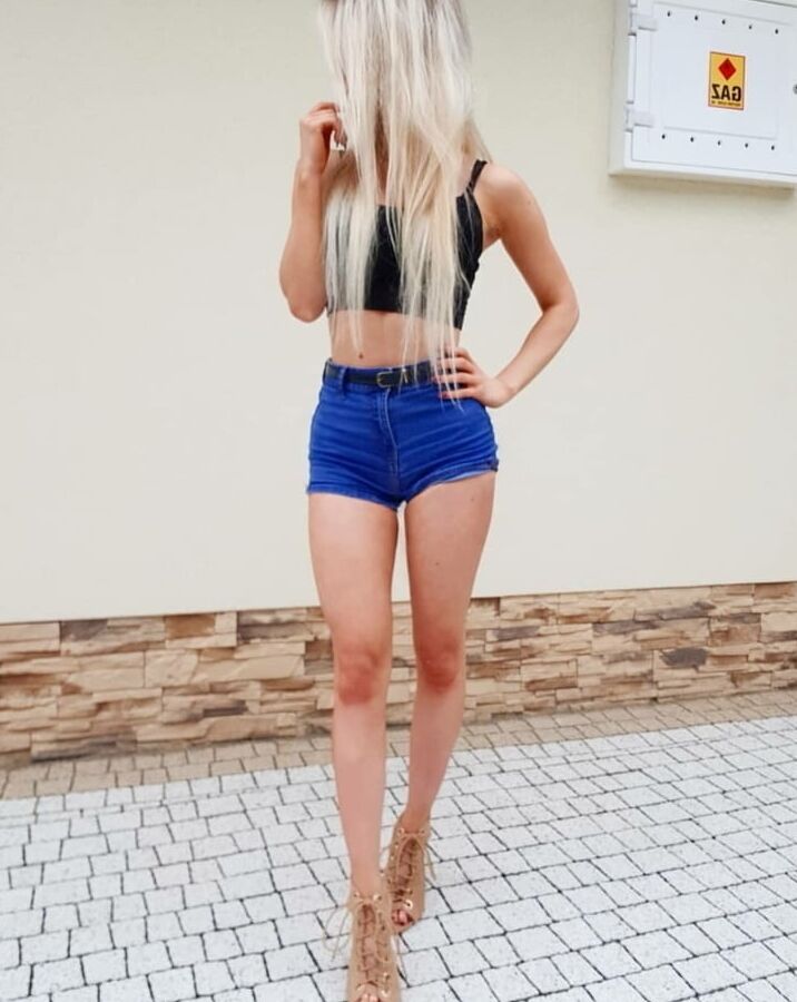 blonde selfie