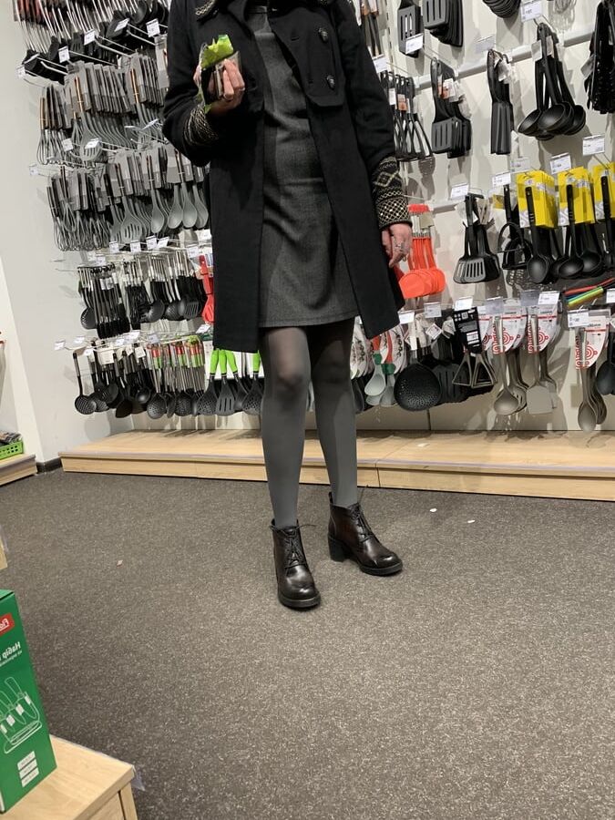 Upskirt MILF mature in pantyhose
