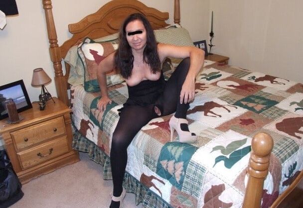matures and amateurs on bed in pantyhose