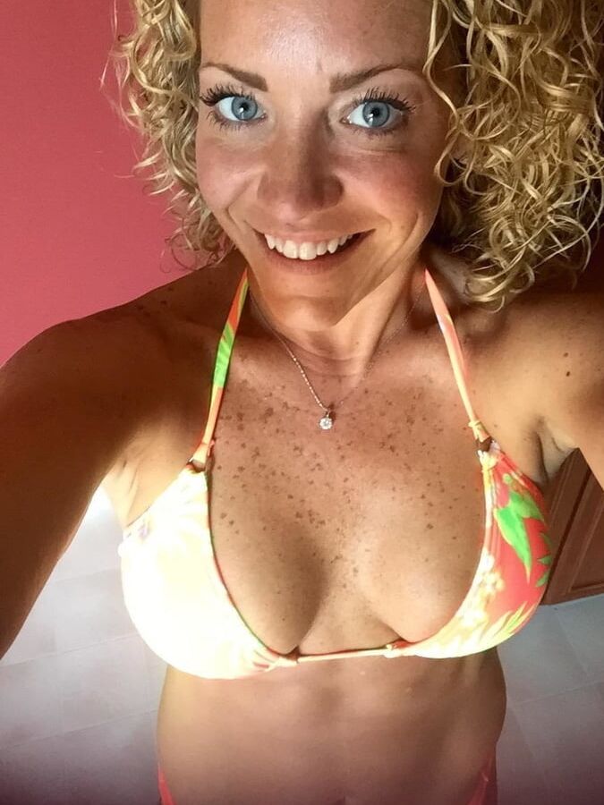 AMATEUR BLOND MILF
