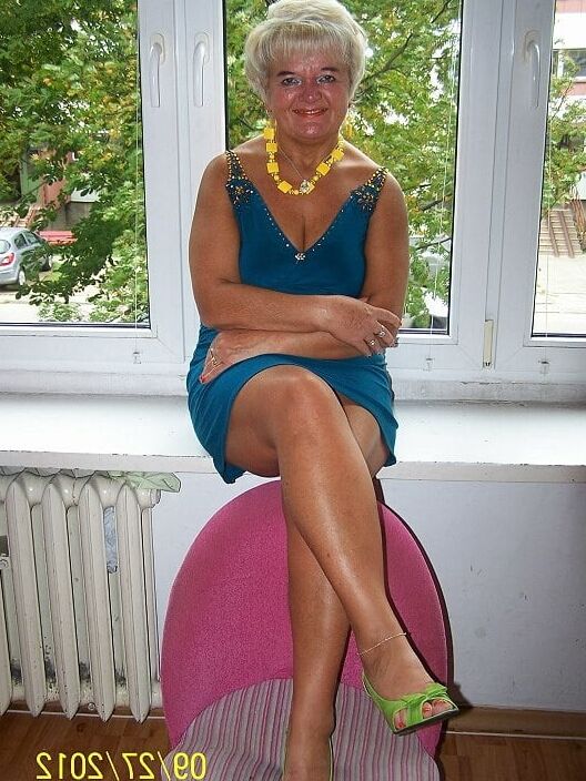 MILF with nice legs : Zofia
