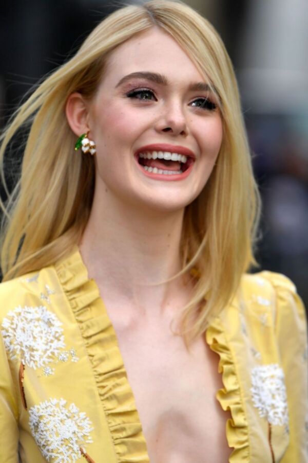 ELLE-FANNING (RUDE AND NUDE)SG
