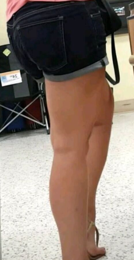 Voyeur nice ass in shorts in checkout line
